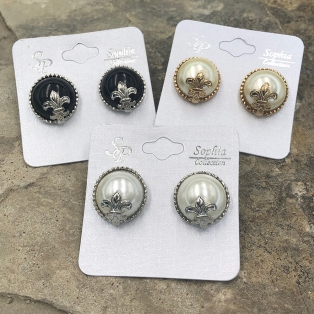 🍀 Fleur-de-lis Pearl Stud Earrings